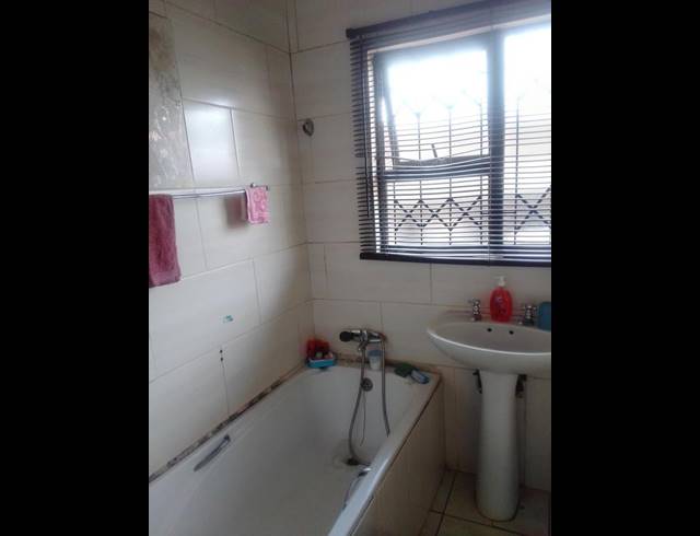 2 BEDROOM HOUSE FOR SALE IN NGWELEZANA